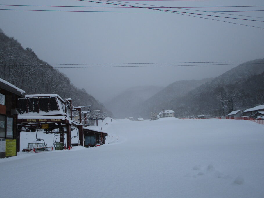 早朝のやぶはら高原は気温-5℃、小雪が舞っています。
本日シニアデー50歳以上の方は2400円です。